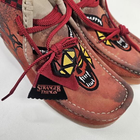 Men's Clarks Wallabee Evo Stranger Things Dark Sand Hell Fire Club Mens 8.5 NWOB - Picture 2 of 11